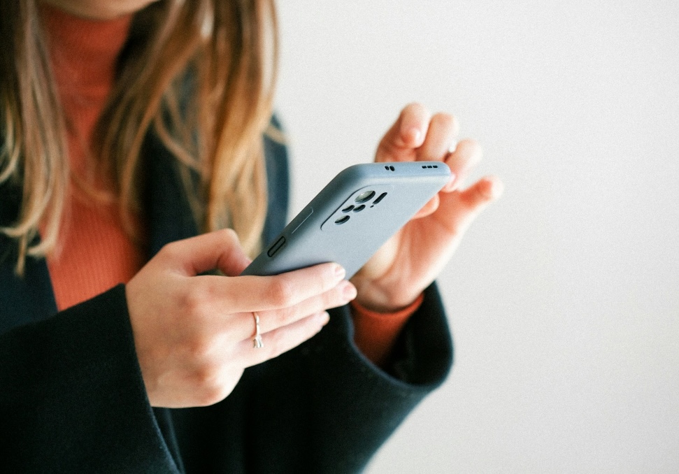 Frau mit Smartphone