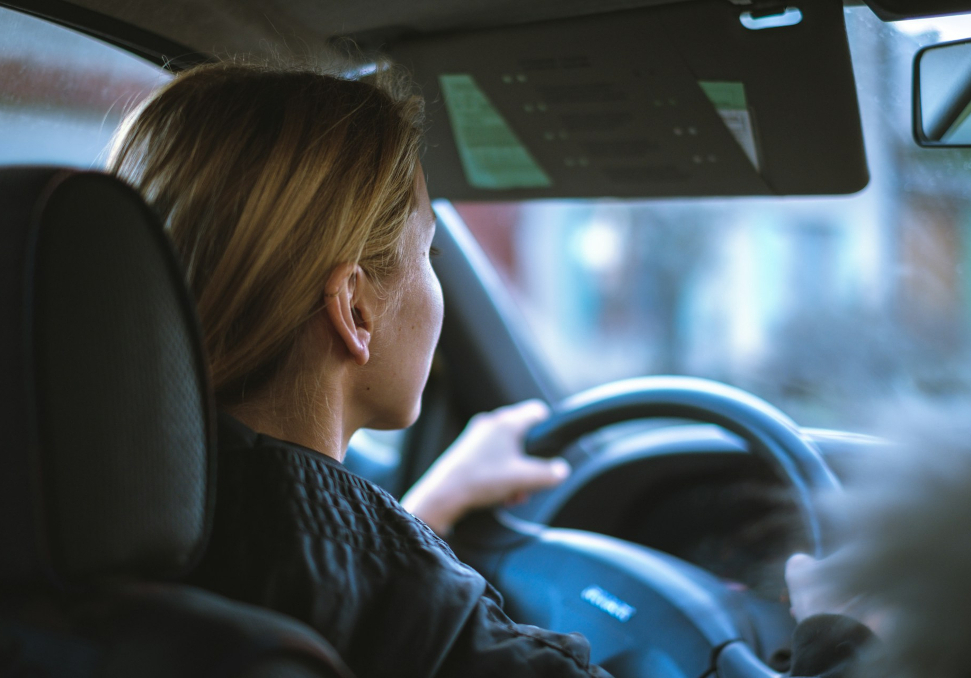 Frau im Auto