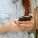 Teenager mit Smartphone