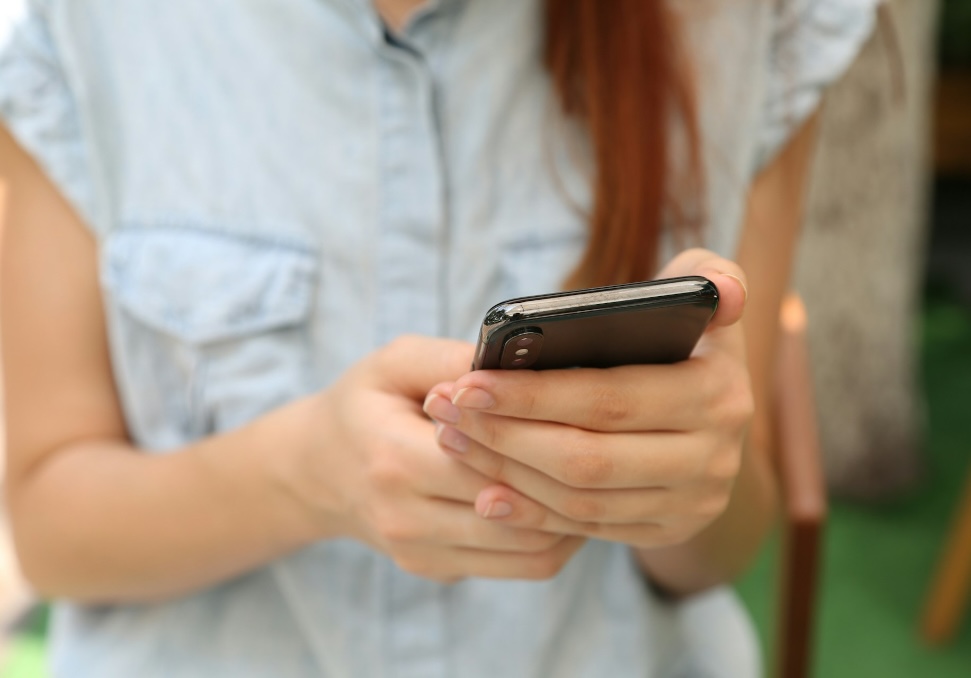 Teenager mit Smartphone