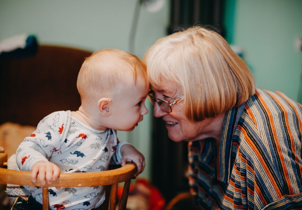 Oma mit Enkel